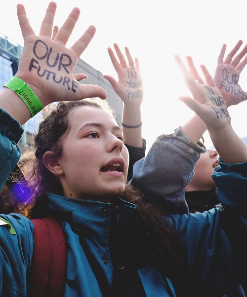 jongere met our future in haar hand geschreven