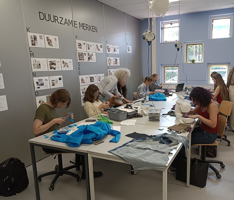 leerlingen upcyclen kledingstukken