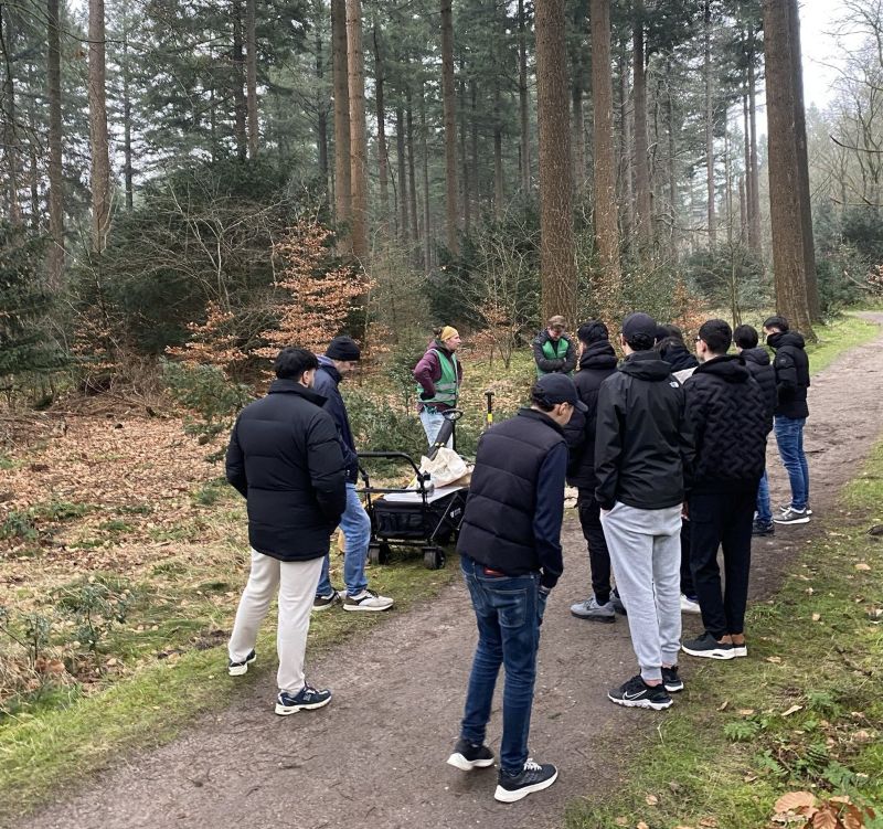 leerlingen Globe college planten bomen