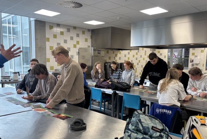 mbo-studenten aan tafels