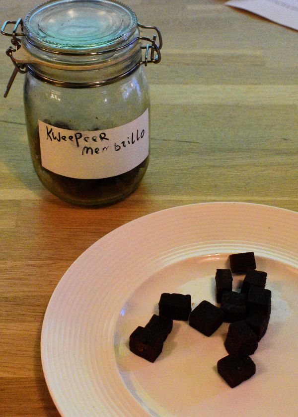 potje en stukjes kweepeer op een bord