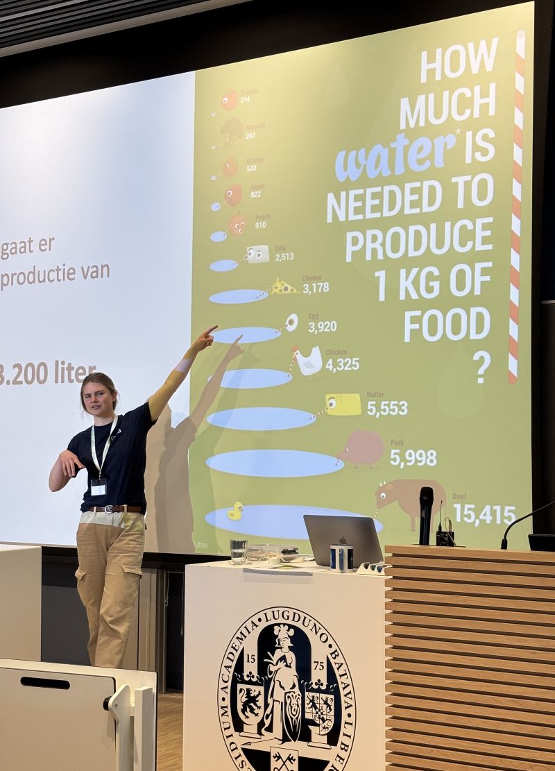 docent legt uit voor digischerm