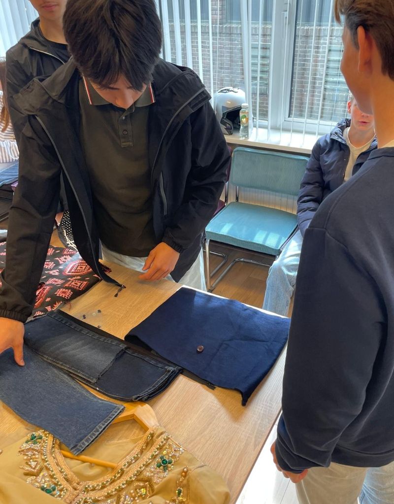 leerlingen aan de slag met kleding