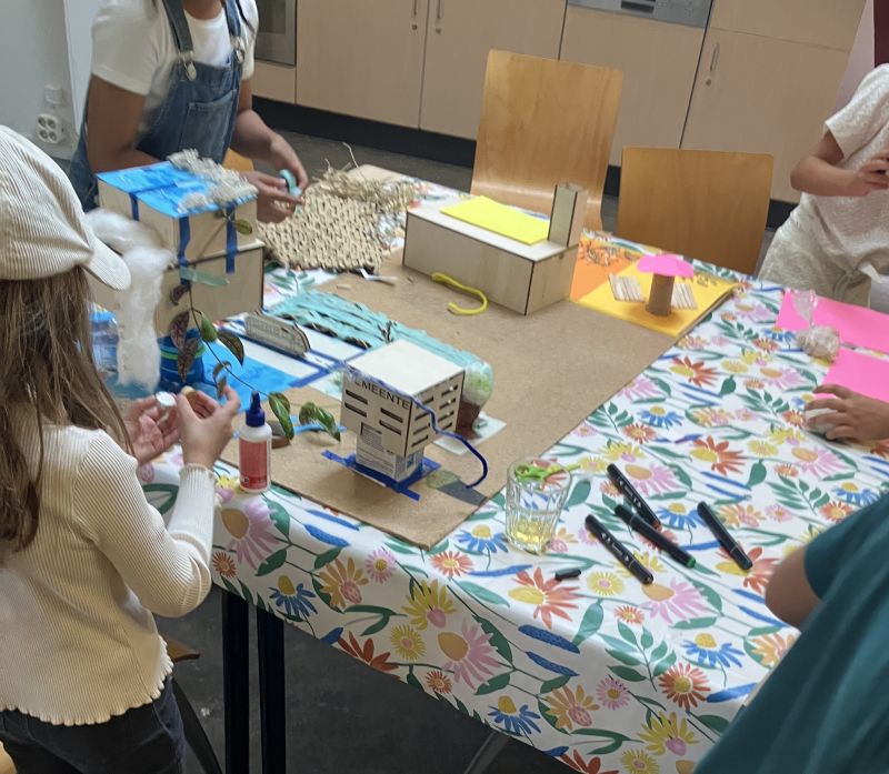 kinderen bezig met maquette bouwen van wijk van de toekomst