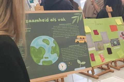 bord met poster Duurzaamheid als vak