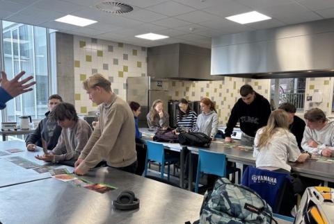 mbo-studenten aan tafels