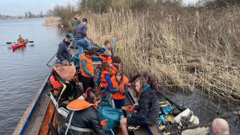 houten boot met mensen op rivier